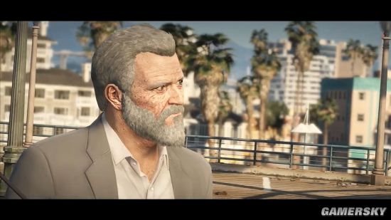 视频里麦克真的彻底变身了"老麦克,骑着老年代步车念台词,并且《gta5