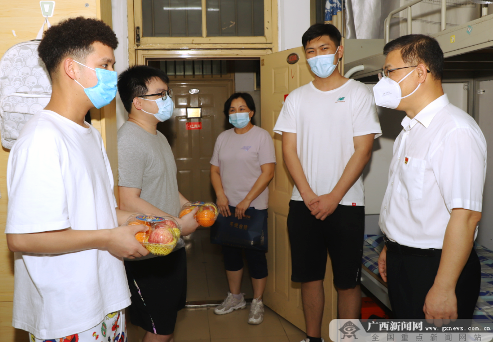 宿舍与同学们交流老师为学生写上祝福语广西大学行健文理学院坚持"