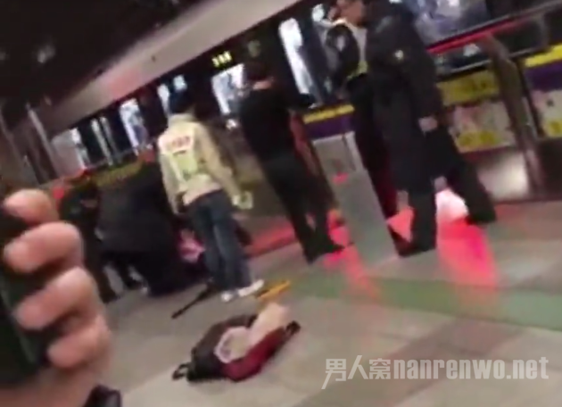 上海地铁乘客身亡