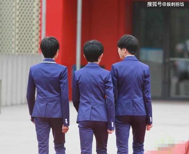 TFBOYSԱͬʱ TFBOYS״ε̨콱 