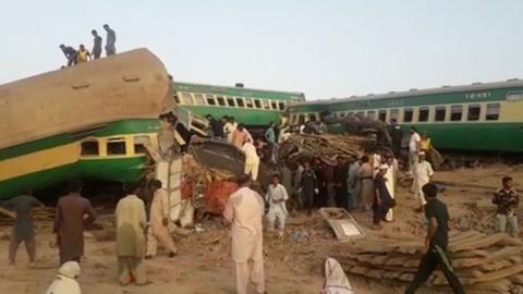 巴基斯坦火车相撞至少30人死亡 现场图巴基斯坦火车相撞