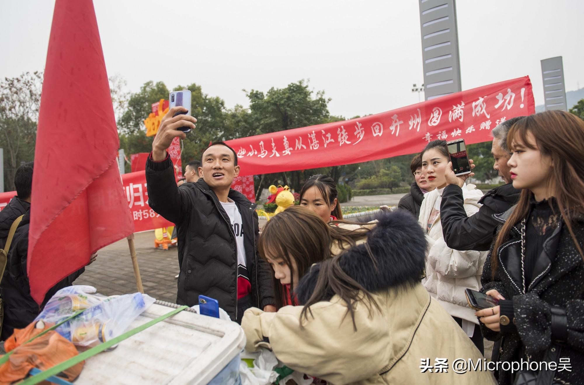 重庆群众自发背物资徒步上山是怎么回事，关于重庆农民工徒步回家的新消息。