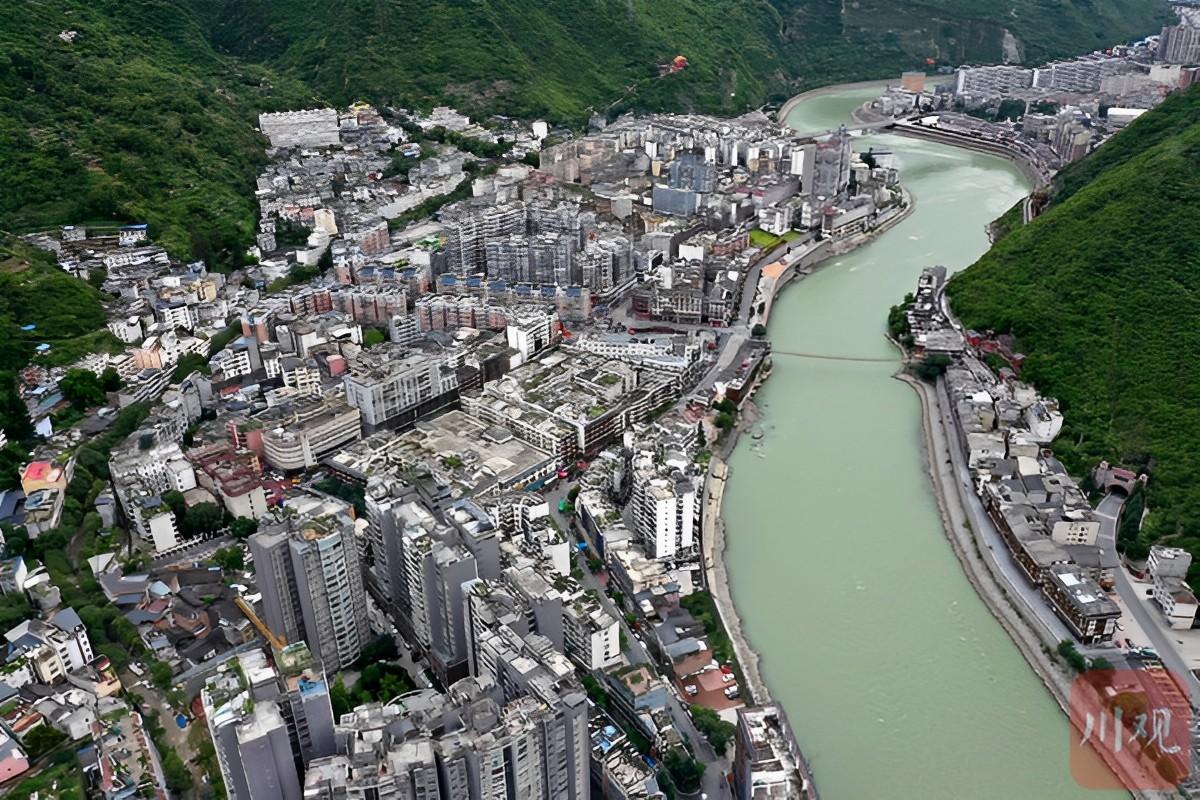 泸定县城未见明显房屋损毁,泸县大量房屋被损坏