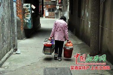 老街上的这家理发店10多年没涨价_一生的坚守！91岁老人为周边居民理发77年